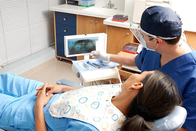 dentist  - Mejora tu sonrisa con la implantología