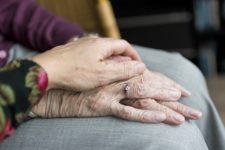 Encuentra alternativas para el cuidado de tus mayores